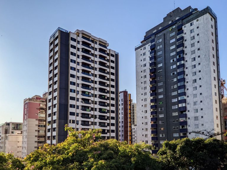 Fachada de edifícios residenciais em Curitiba com arquitetura moderna