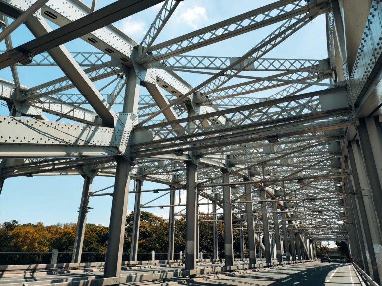 Vista detalhada de estrutura metálica de ponte ou viaduto em engenharia civil.